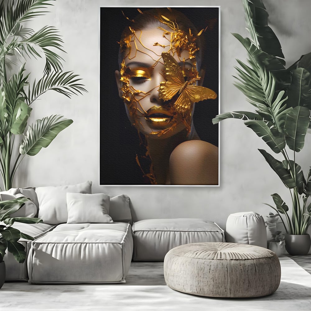 Tablou canvas cu portret feminin cu fluture auriu, in rama de aluminiu argintiu, pe perete intr-un living